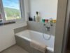 Wohnanlage „Alte Kelterei“ 3-Zimmer-Wohnung im Penthouse mit TG-Stellplatz in Weikersheim. - Badezimmer mit Badewanne und Dusche